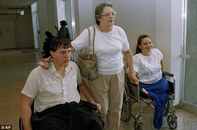 家暴谋杀却逍遥法外，先天畸形反而助长“龙虾男孩”的邪恶