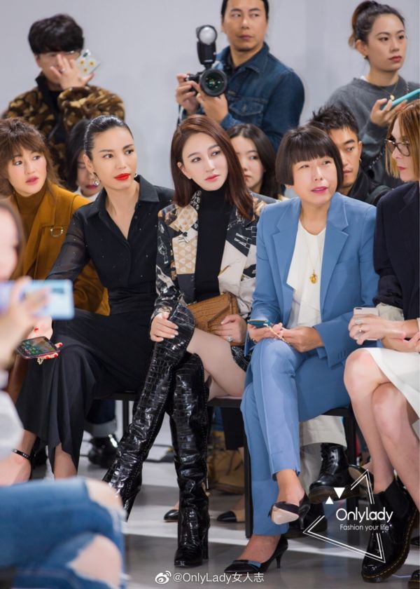 李小冉皮肤嫩白,李小冉肌肤白到发光