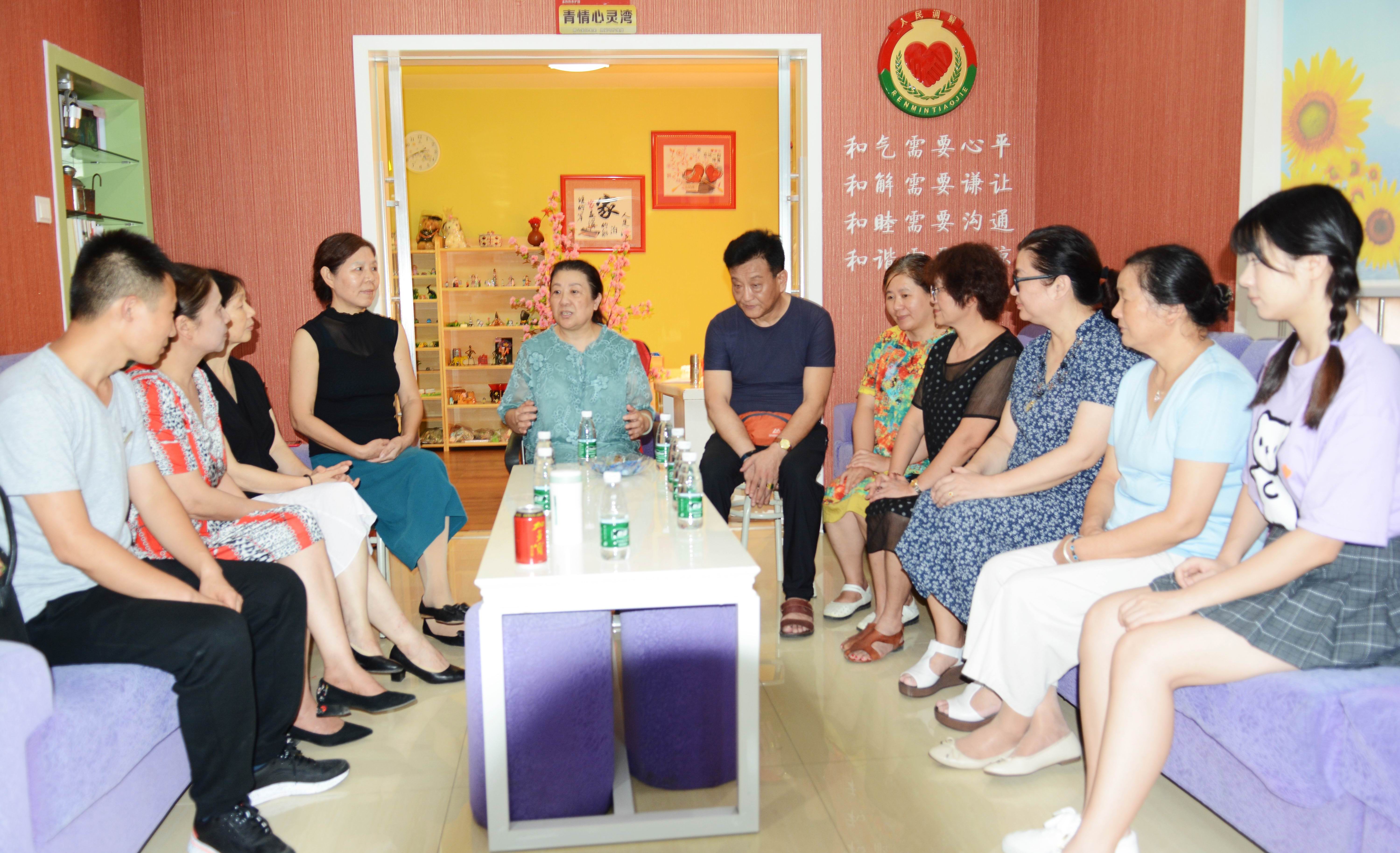 “孟妈妈青护园”志愿者向劳动者送凉爽