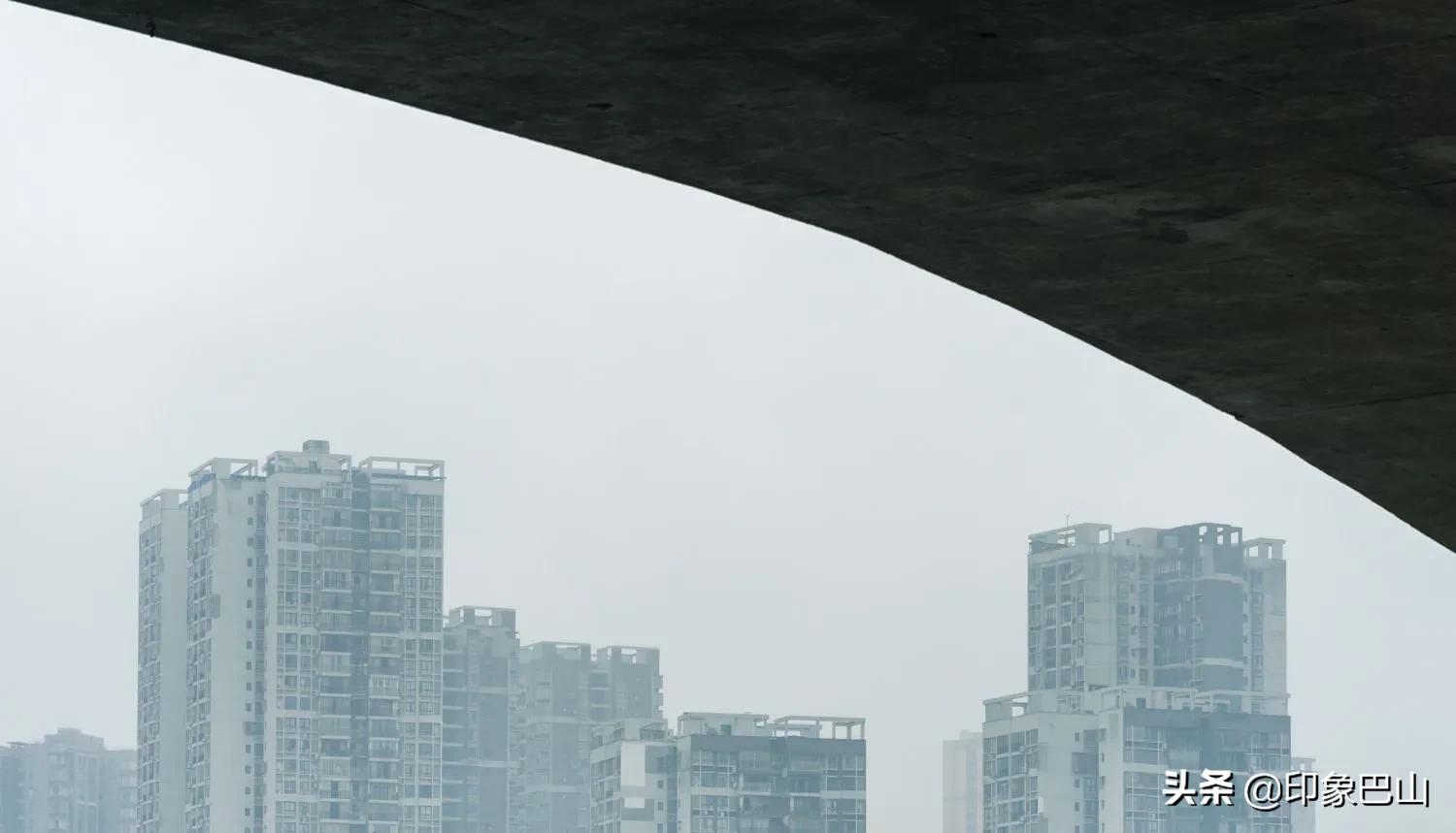 四川达州：烟雨笼渠江抛竿垂钓闲对饮或群嬉不觉冬日寒