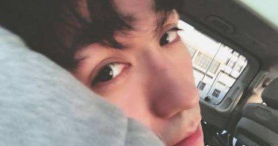 男明星天生“自带妆容”,白敬亭自带眼线,周震南全脸都让人羡慕