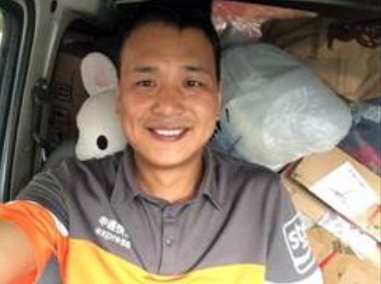 窦立国开着奔驰送快递的逆袭人生,窦立国开什么奔驰