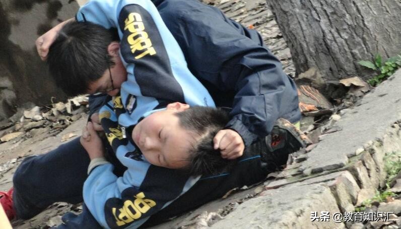 自闭症的孩子有打人倾向该怎么办,孩子打人怎么和家长沟通比较好