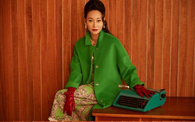 60岁惠英红大片妆发风情魅力,60岁惠英红街头拍戏