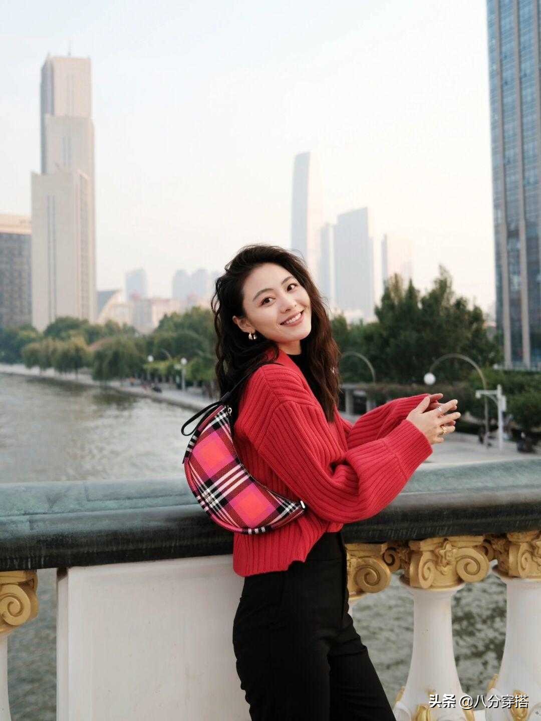 显白气质又柔软渐变慵懒风毛衣,女人穿长款毛衣怎么搭配好看