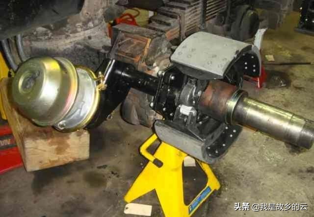 手动挡一脚油门一个挡,手动挡离合和油门起步怎么配合