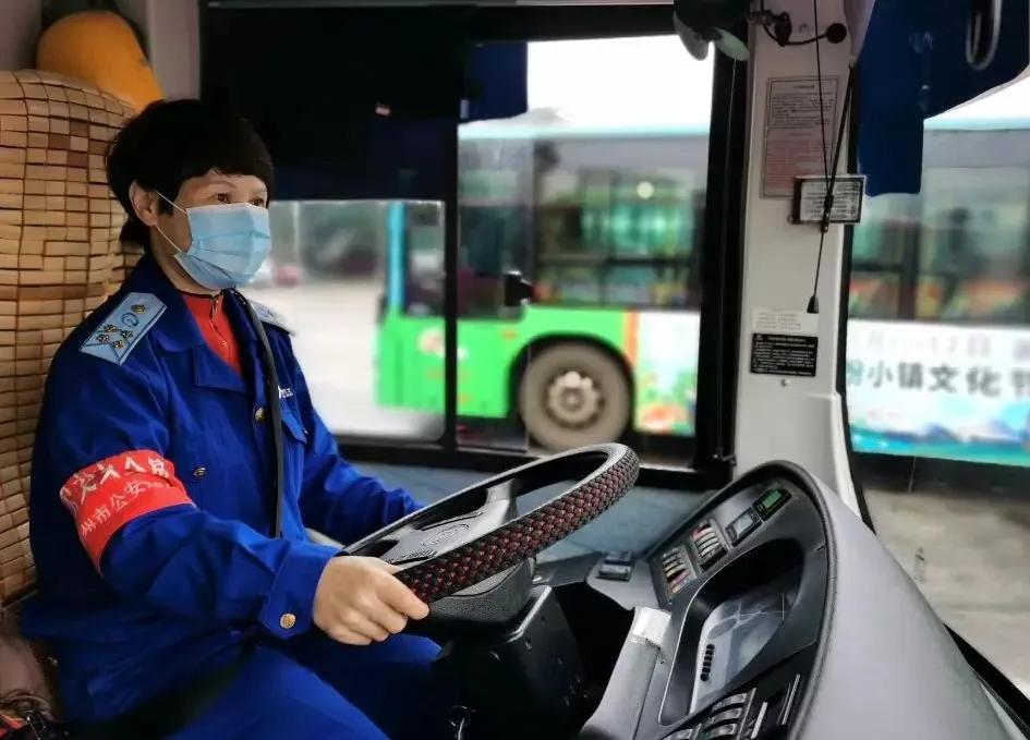 前线有方舱“保护神”，后方有*党**员“服务队”：这场疫情防控阻击战，必赢