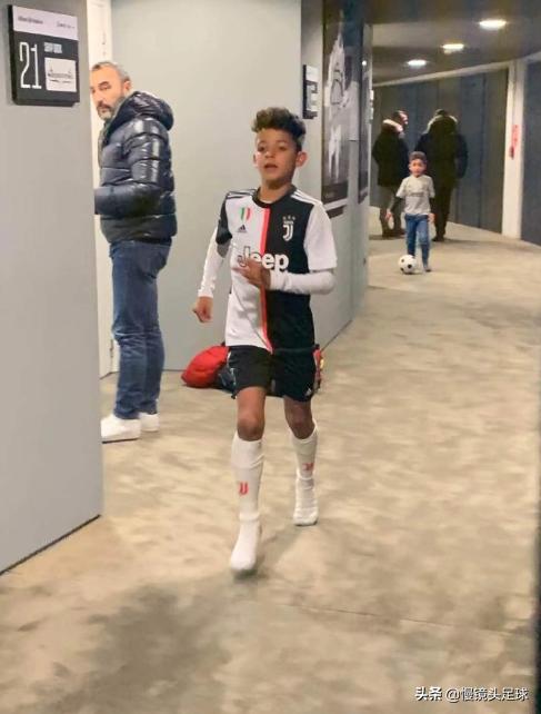c罗儿子迷你罗颠球,c罗儿子迷你罗同款动作
