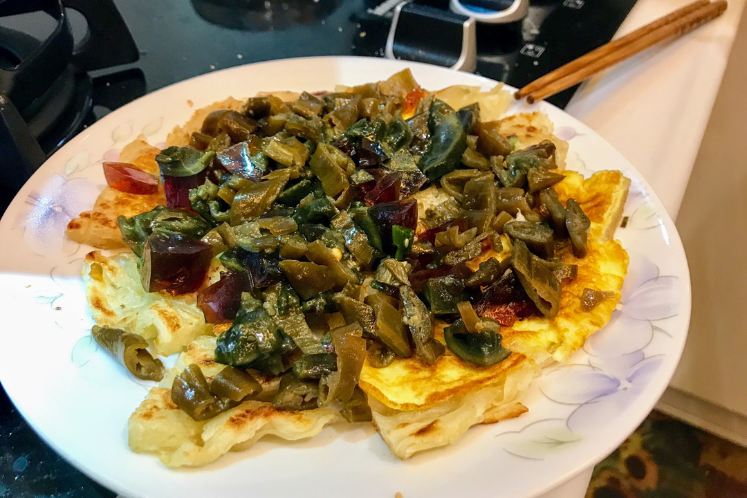 皮蛋和它一起拌简直绝配，5块钱一大盘吃上瘾了，去饭店都吃不到