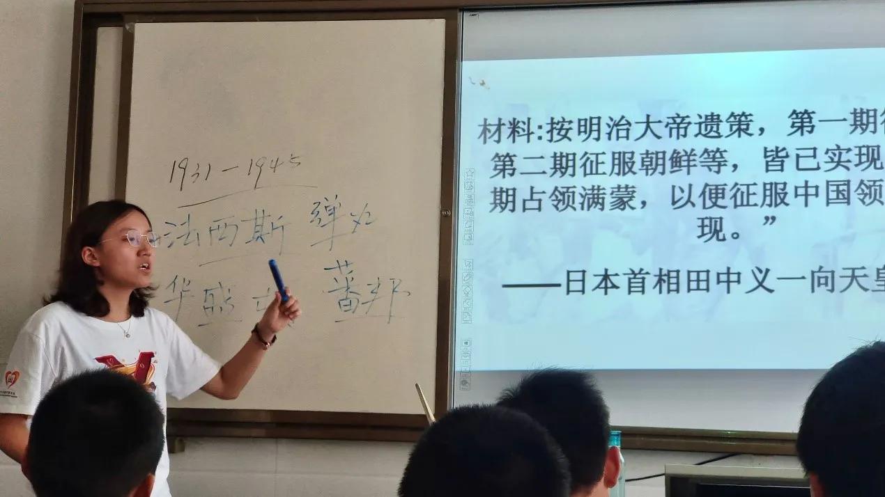 传承红色文化礼赞盛世中华,传承红色文化续写百年风华板报