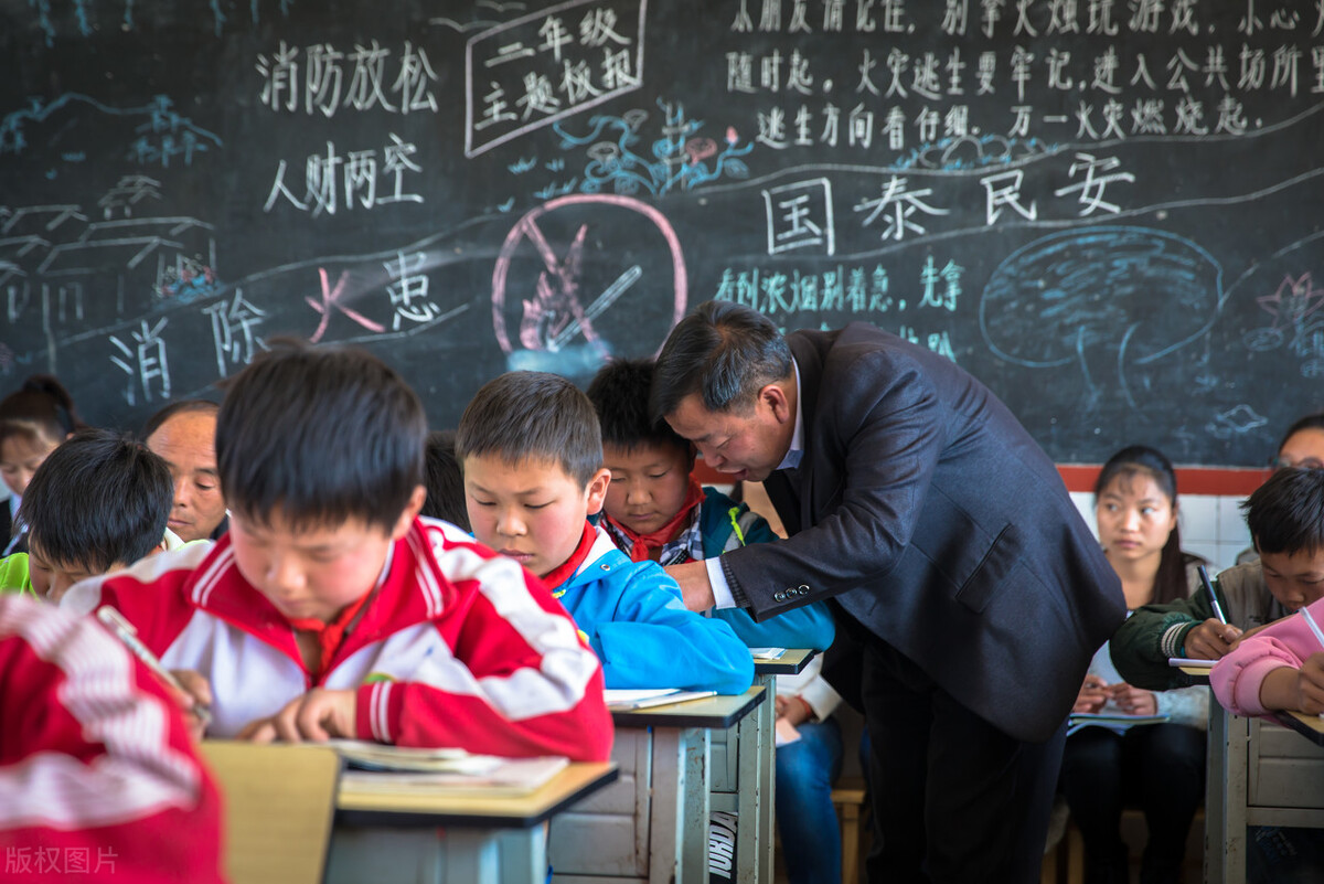 45岁的公办教师，去私立学校做牛做马，有前途吗？我认为要慎重