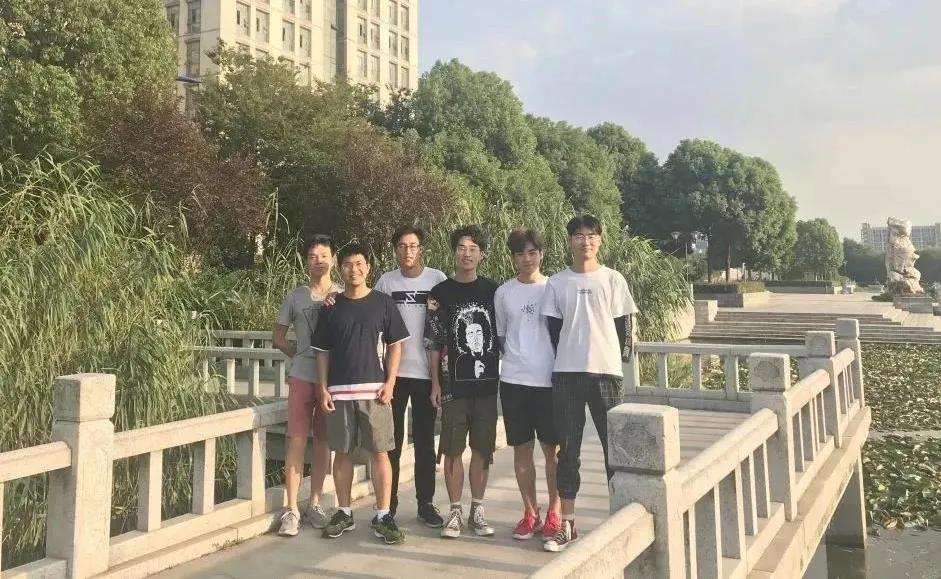 无锡一高校宿舍,成都一大学寝室6名男生上名校
