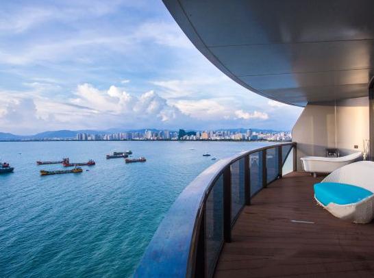 三亚凤凰岛夏天玩不够，住地标酒店，吹海风赏海景，学生*党**都夸好