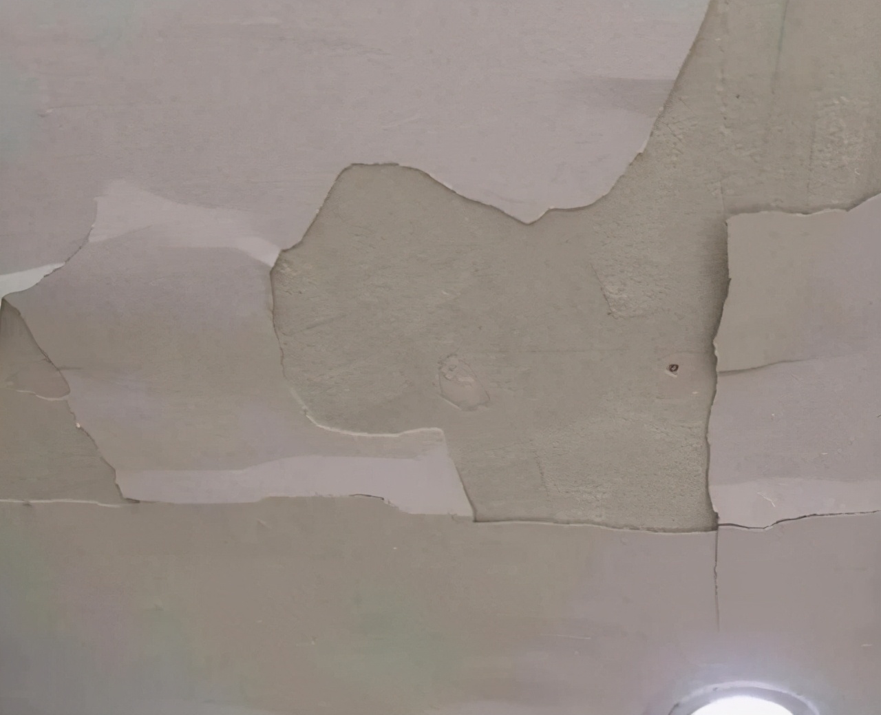 房子天花板掉皮怎么回事,天花板掉皮怎么修补