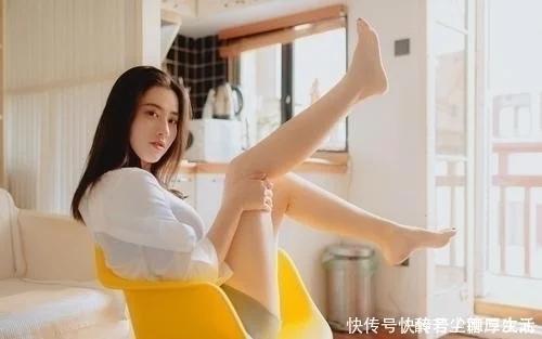 女朋友高跟短裙小黑丝和我见朋友，朋友要女友电话后劝我别花心