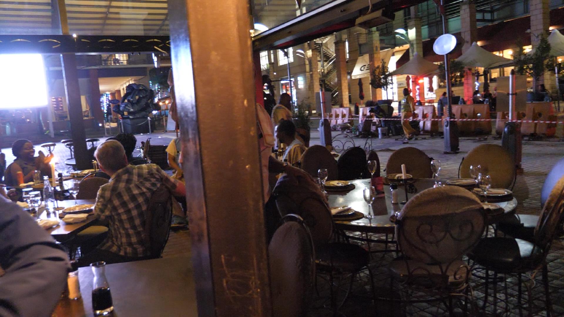 中国小伙为何吃饭脸上被涂彩绘？看非洲高档菜馆的特殊之处