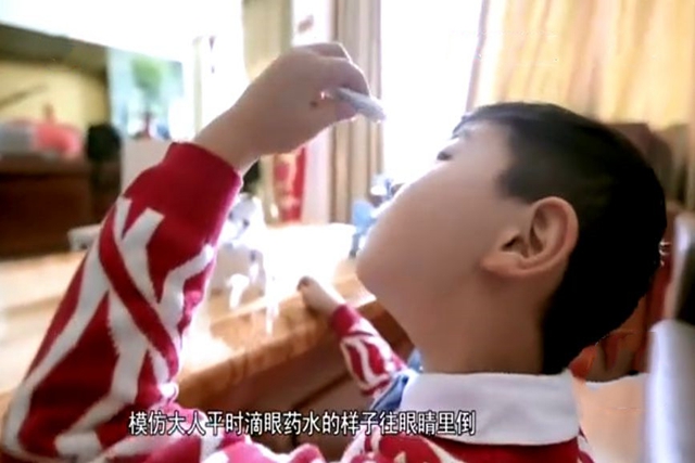 误把502当眼药水妈妈机智处理,4岁儿童把502胶当成眼药水