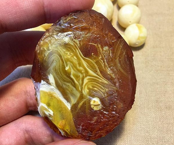 蜜蜡手镯和二代蜜蜡怎样辨别真假,优化蜜蜡和二代蜜蜡是一回事吗