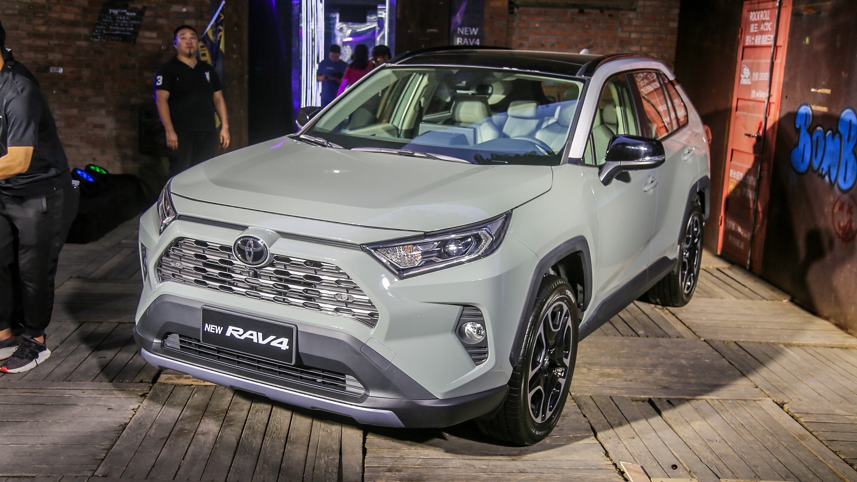 丰田rav4荣放越野版国产,全新一代丰田rav4居然这么惊艳