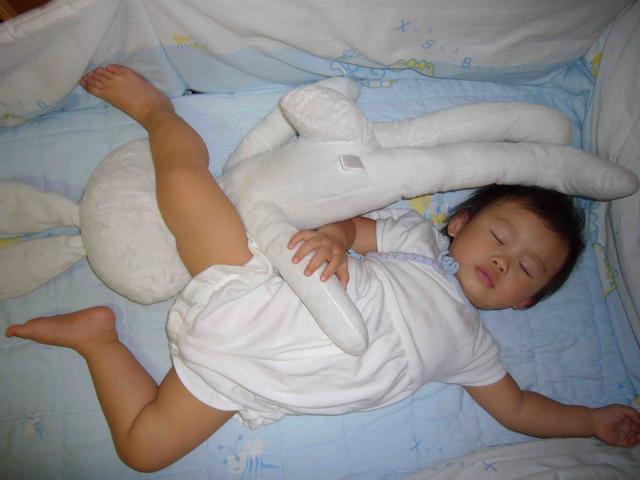 小孩睡觉爱蹬被子容易出汗,孩子睡觉爱蹬被子