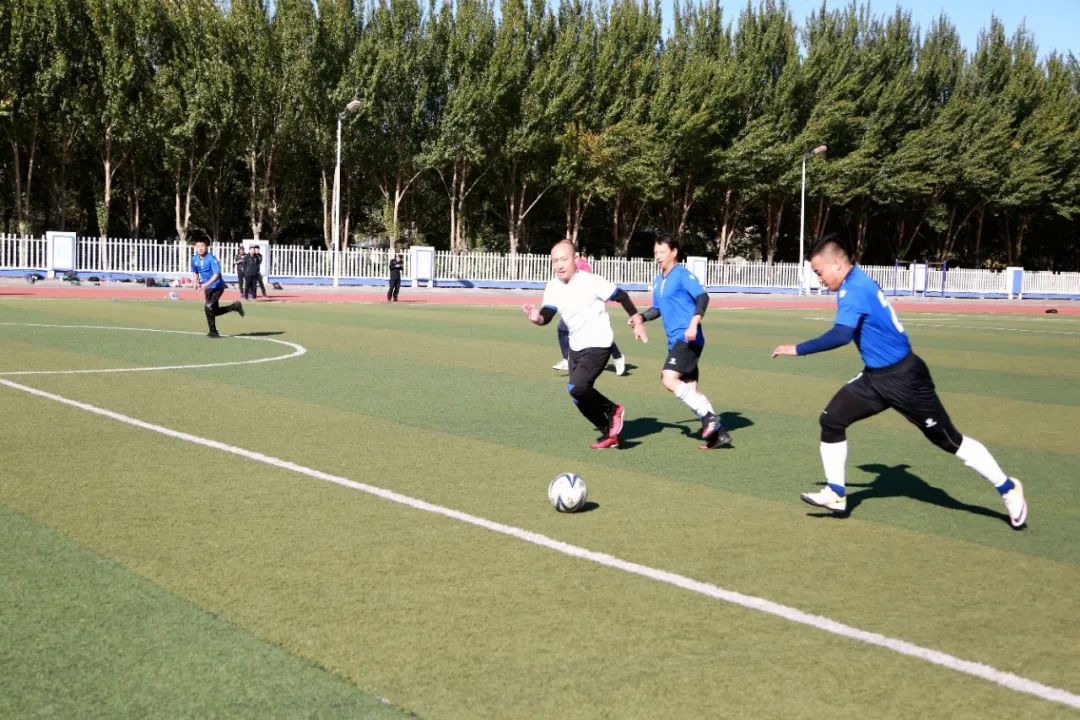 市公安局*党**委副书记、副局长周战威，市公安局*党**委委员、政治部主任吴卫红出席全市公安机关警体运动会闭幕式