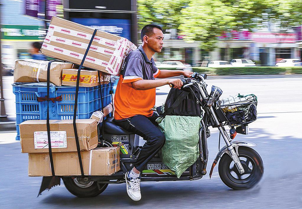 快递员快递被别人老是偷如何处理,快递员偷了货品怎么赔偿