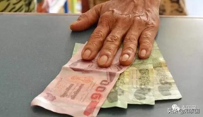 那个爬上高塔的泰国大哥，心中该有多么悲伤...