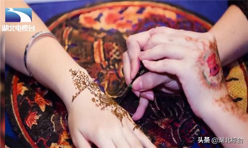 女子非洲旅游手绘纹身，不料红肿发痒患皮炎，医生：小心传染艾滋