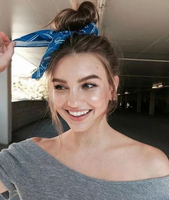 跨越半世纪的经典搭配王丝巾，这都当衣服穿了？