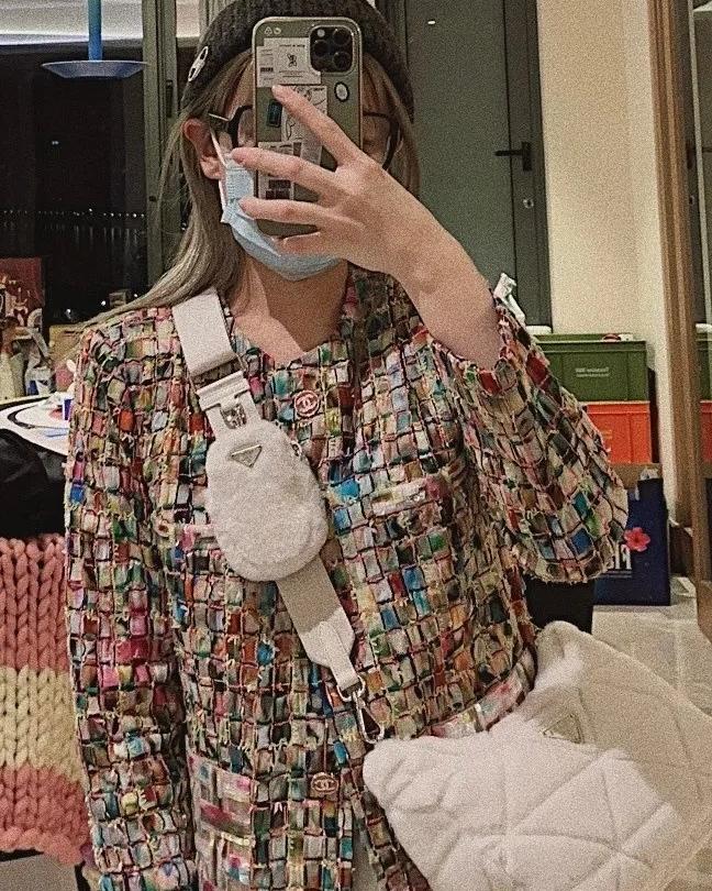 写着秦奋的香奈儿衣服,知名网红富二代秦奋