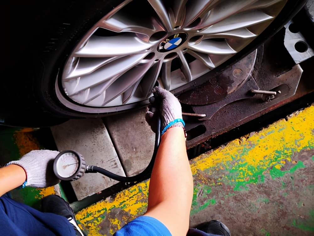 老司机教你如何目测胎压是否正常,教你胎压监测提示灯亮了如何应对