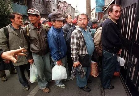 现在，全靠霓虹文具给我带来工作的归属感