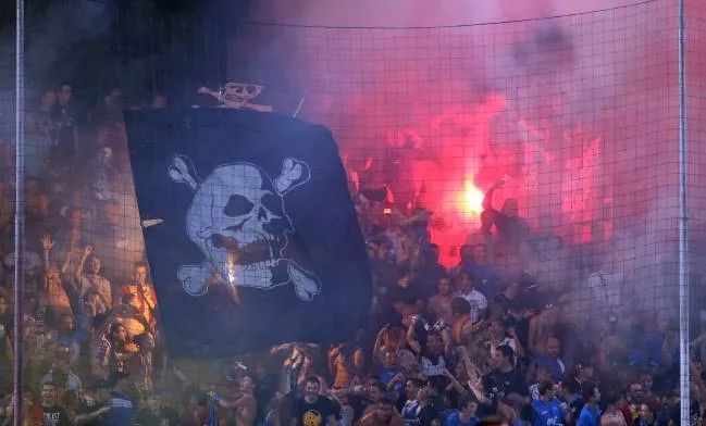 斯特林种族歧视原声,斯特林破门反击种族歧视好友