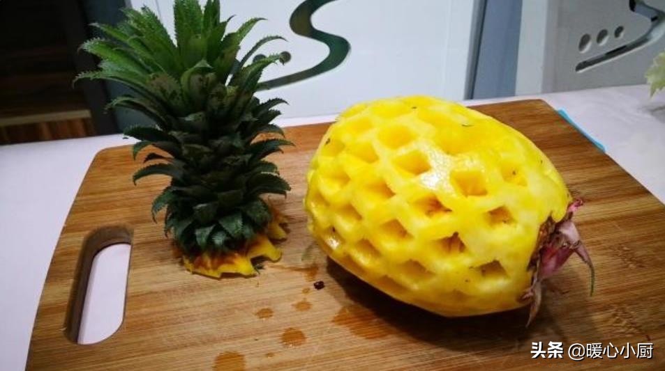 菠萝的正确吃法要用盐水泡,菠萝用盐水泡过之后菠萝水能喝不