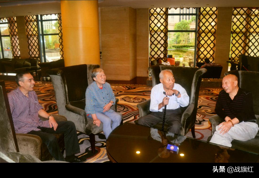 海军牺牲战士牺牲妻子带孩子敬礼,海战英雄老婆病危