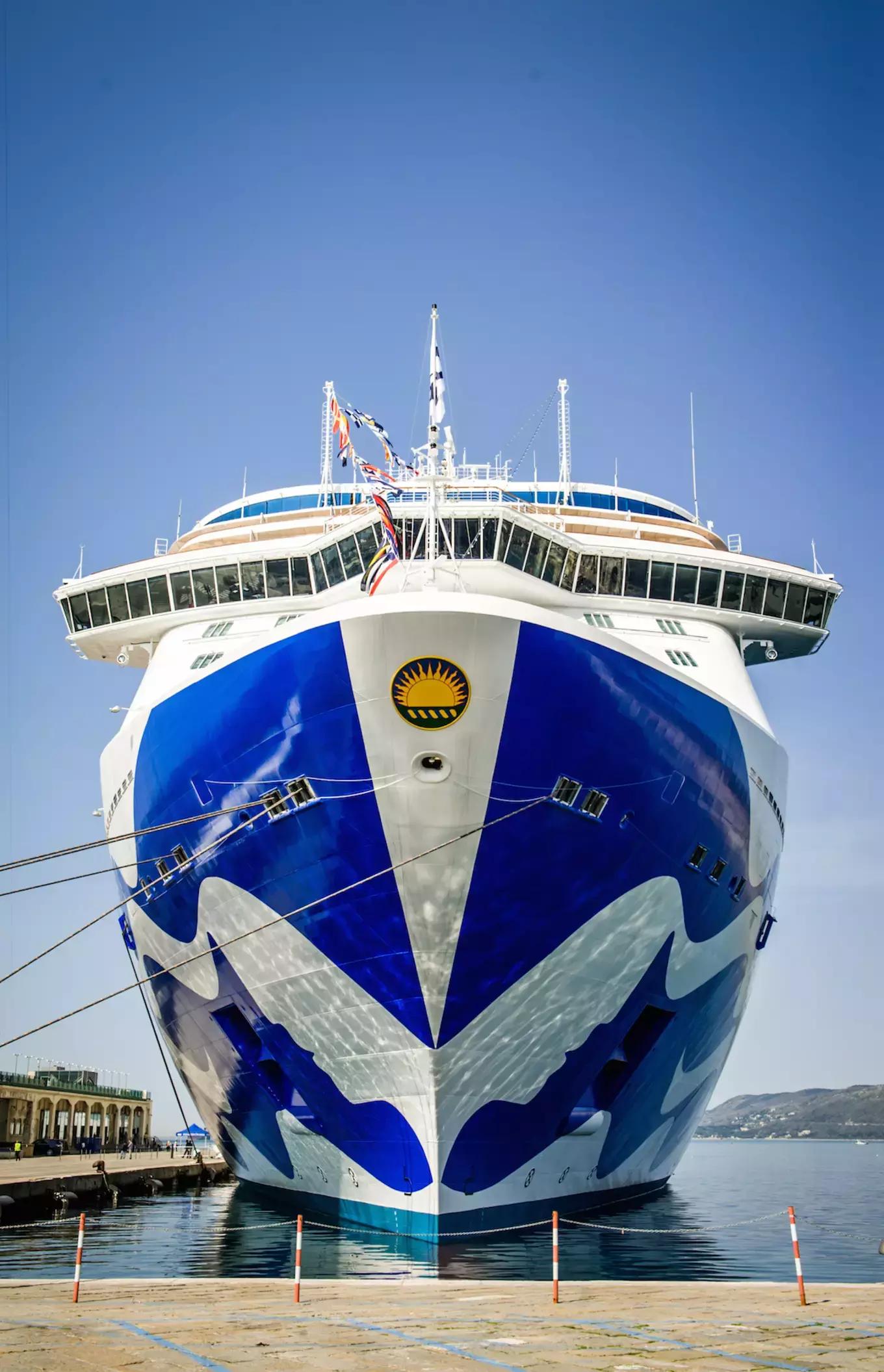 环球蜜月的小两口，免费上了一座价值8亿欧元的邮轮