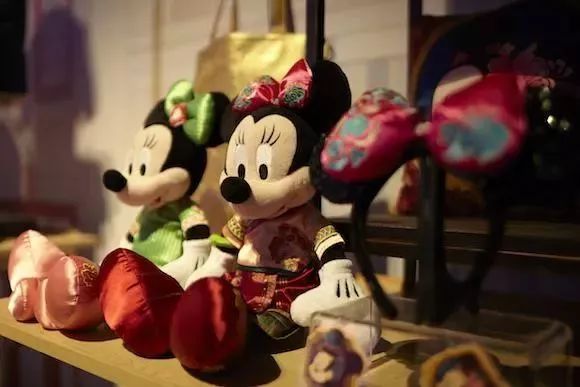 从IP到IP衍生品，主题乐园征服我们的那些“玩具”