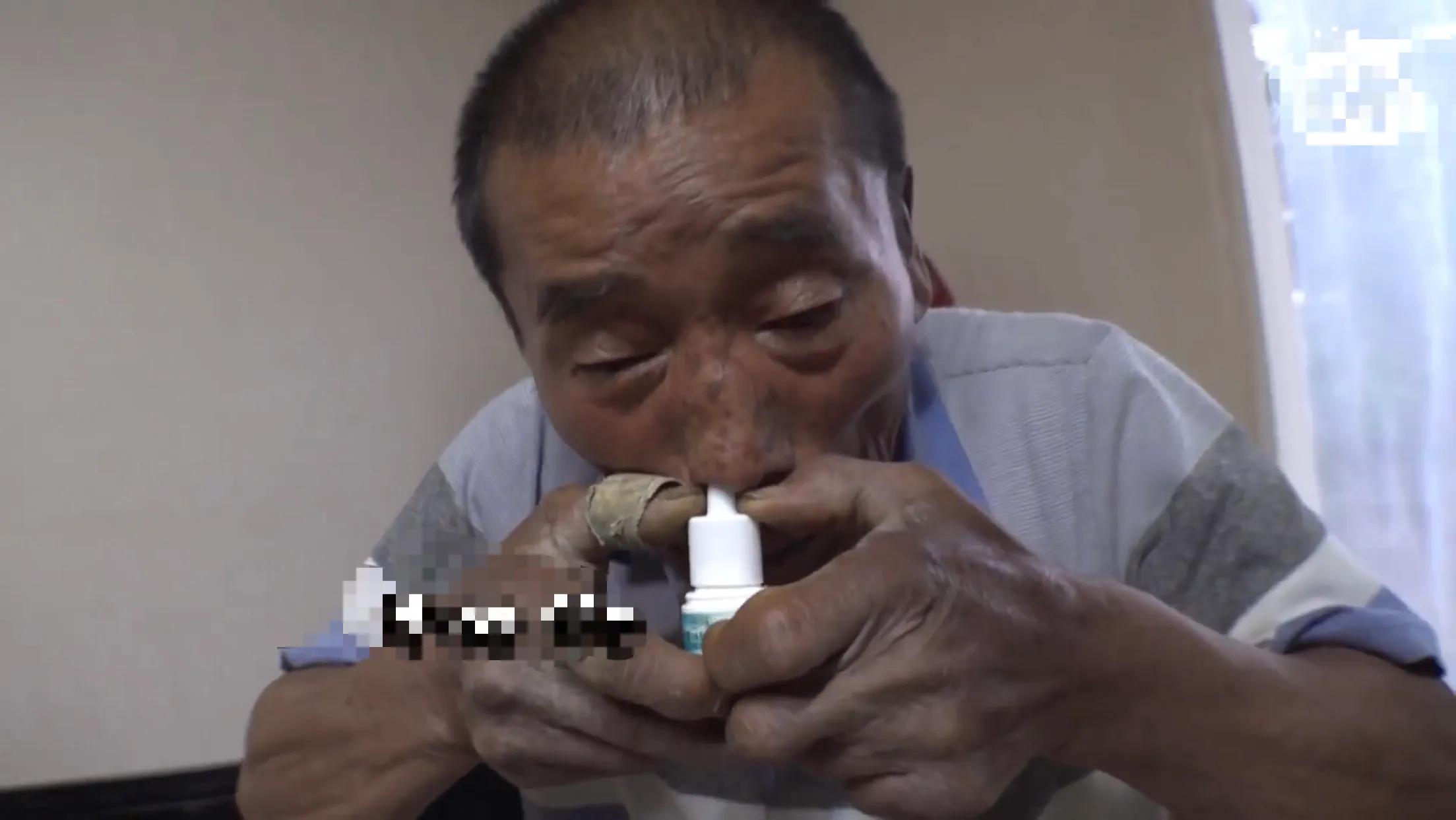 男人被蜘蛛缠身,男人被蜘蛛困住