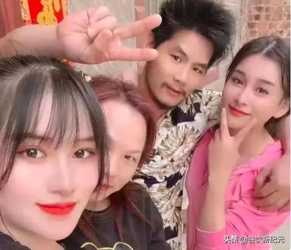 广西周某人开烧烤店,众多网红齐聚,网友:冬天开烧烤店一地鸡毛