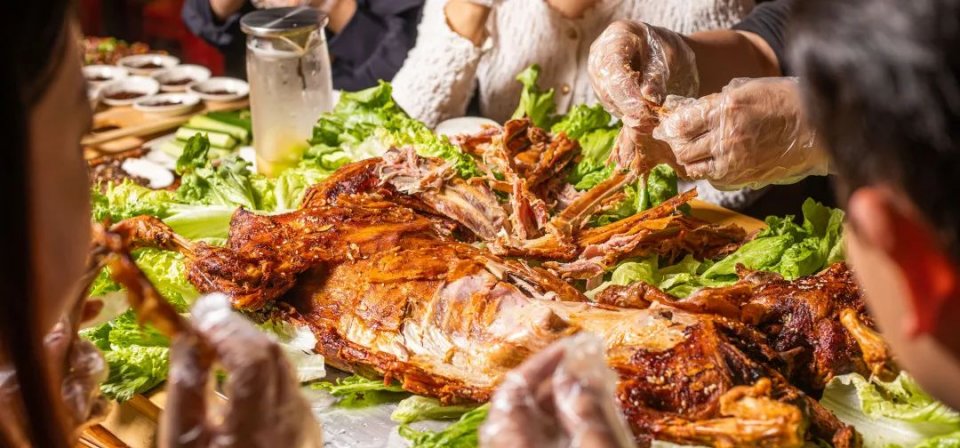 木屋烧烤烤全羊价格表,木屋全羊烧烤