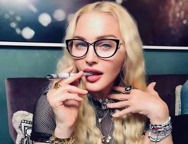 麦当娜最新秀身材照片,62岁麦当娜高调现身街头