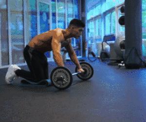 身高190的澳洲帅哥，因出演雷神而成名，年近40仍有健壮肌肉