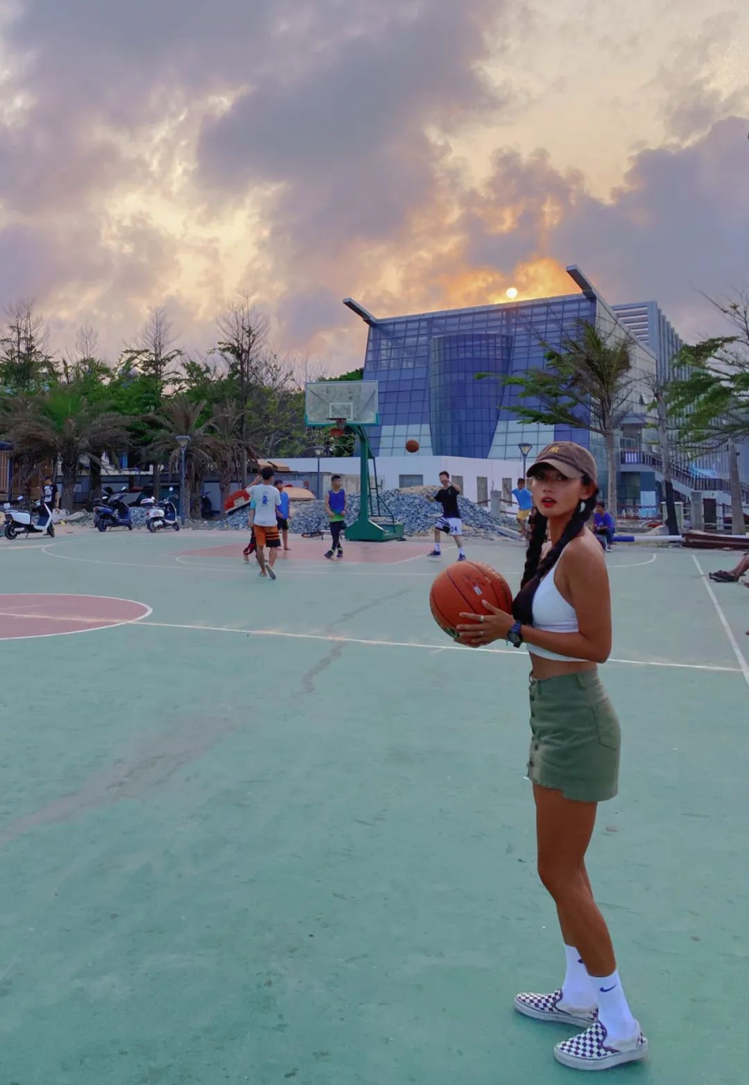 三亚后海村冲浪蹦迪,三亚后海村蹦野迪