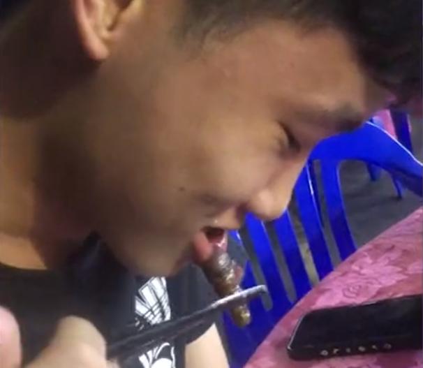 广东一男子吃螺蛳粉,女子吃钉螺时被钉螺吸住