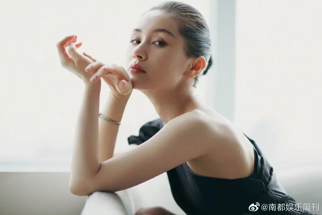 她今天为踩高铁小桌板道歉后，这双“小雏菊”也被实锤假货了