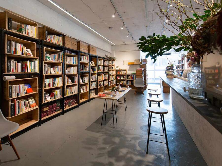 东京神保町，“无用之用”摆放着“或许有一天会有用的书”的商店