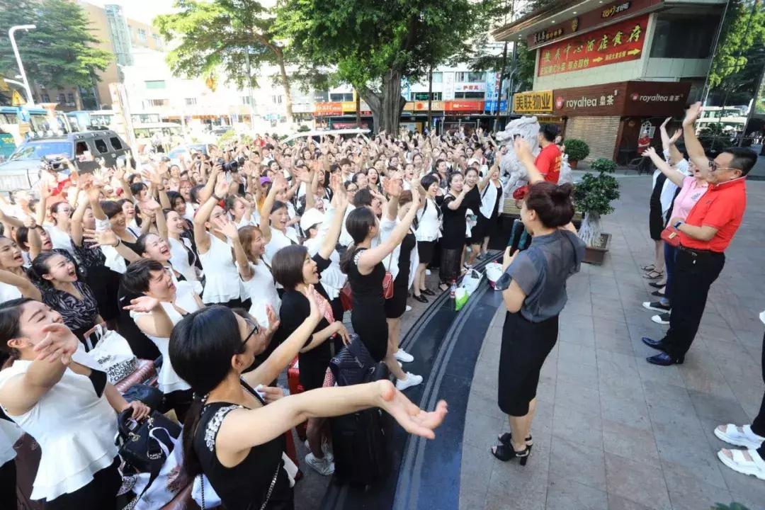 巨邦快乐集结号丨看见了，其中一艘游艇上，是我们的船长大舅哥