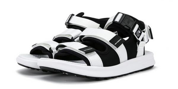 拖鞋才是夏日街头最靓的仔,时代少年团穿拖鞋要不要穿袜子