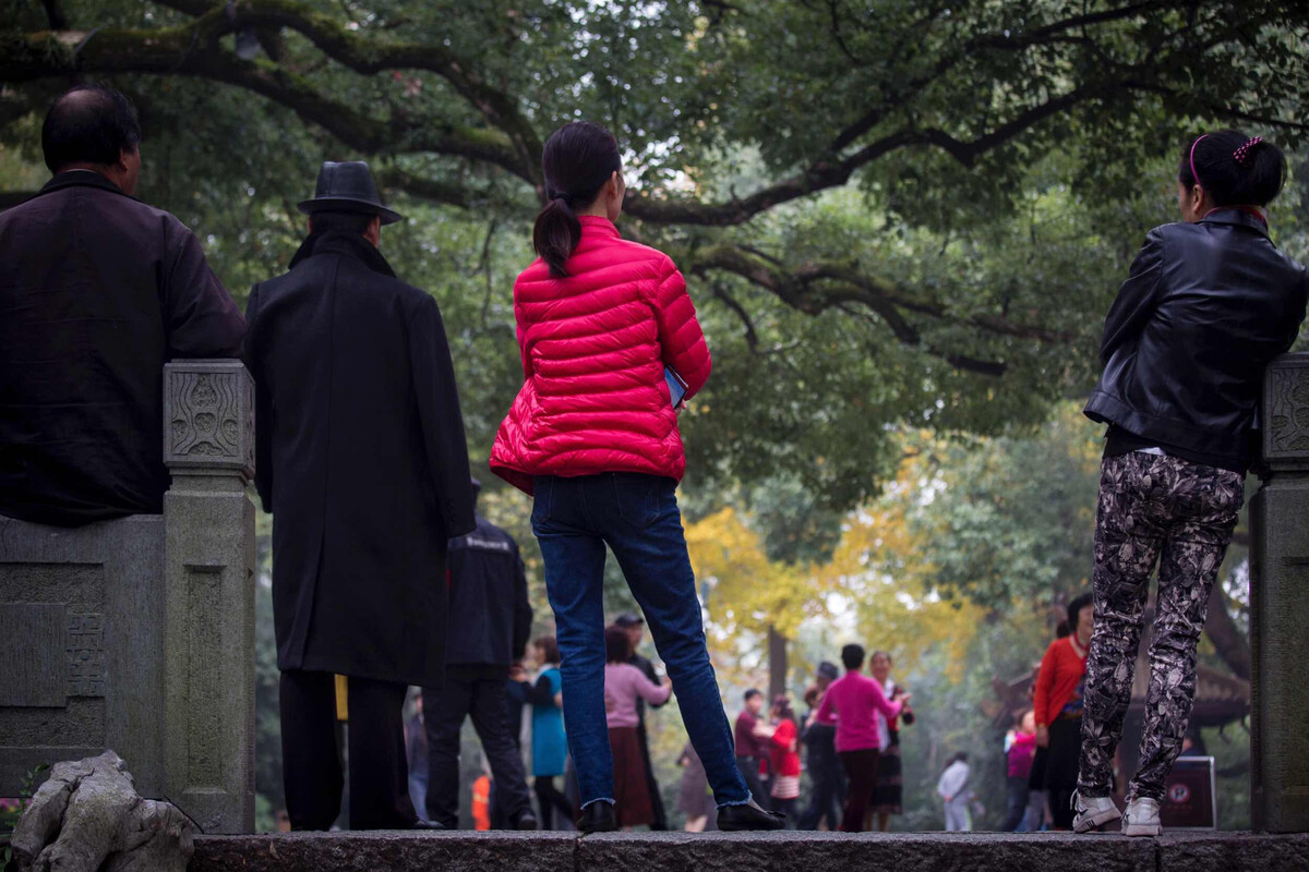 六旬老人恋上45岁年轻舞伴,六旬老人迷恋上靳东完整版