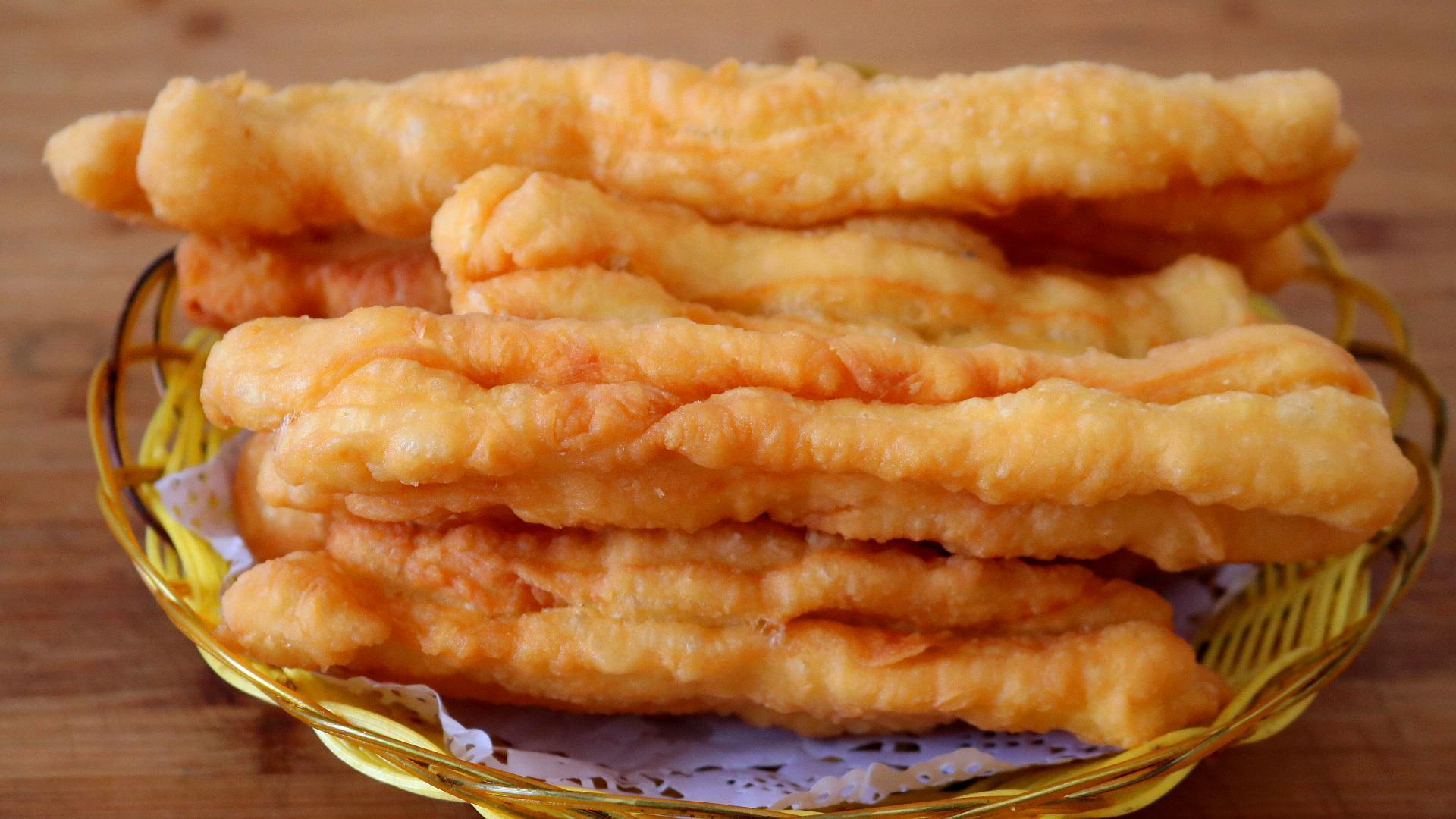 1碗面粉3个鸡蛋教你百吃不厌做法,1碗面2个鸡蛋轻松做美味小油条